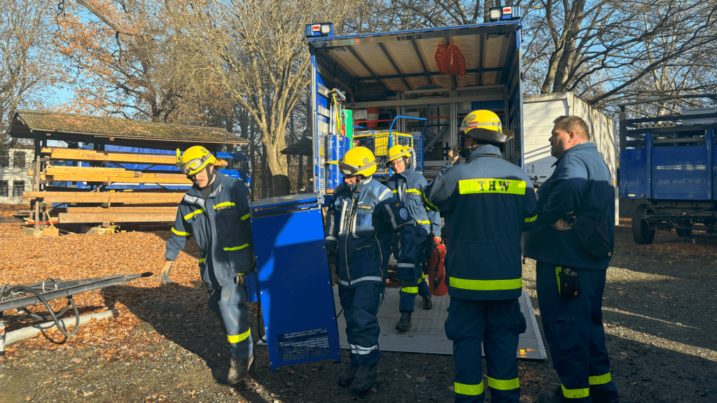 THW-Gruppe vor dem Einsatzwagen, Melissa Esenyel-Merse.