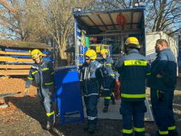 THW-Gruppe vor dem Einsatzwagen, Melissa Esenyel-Merse.