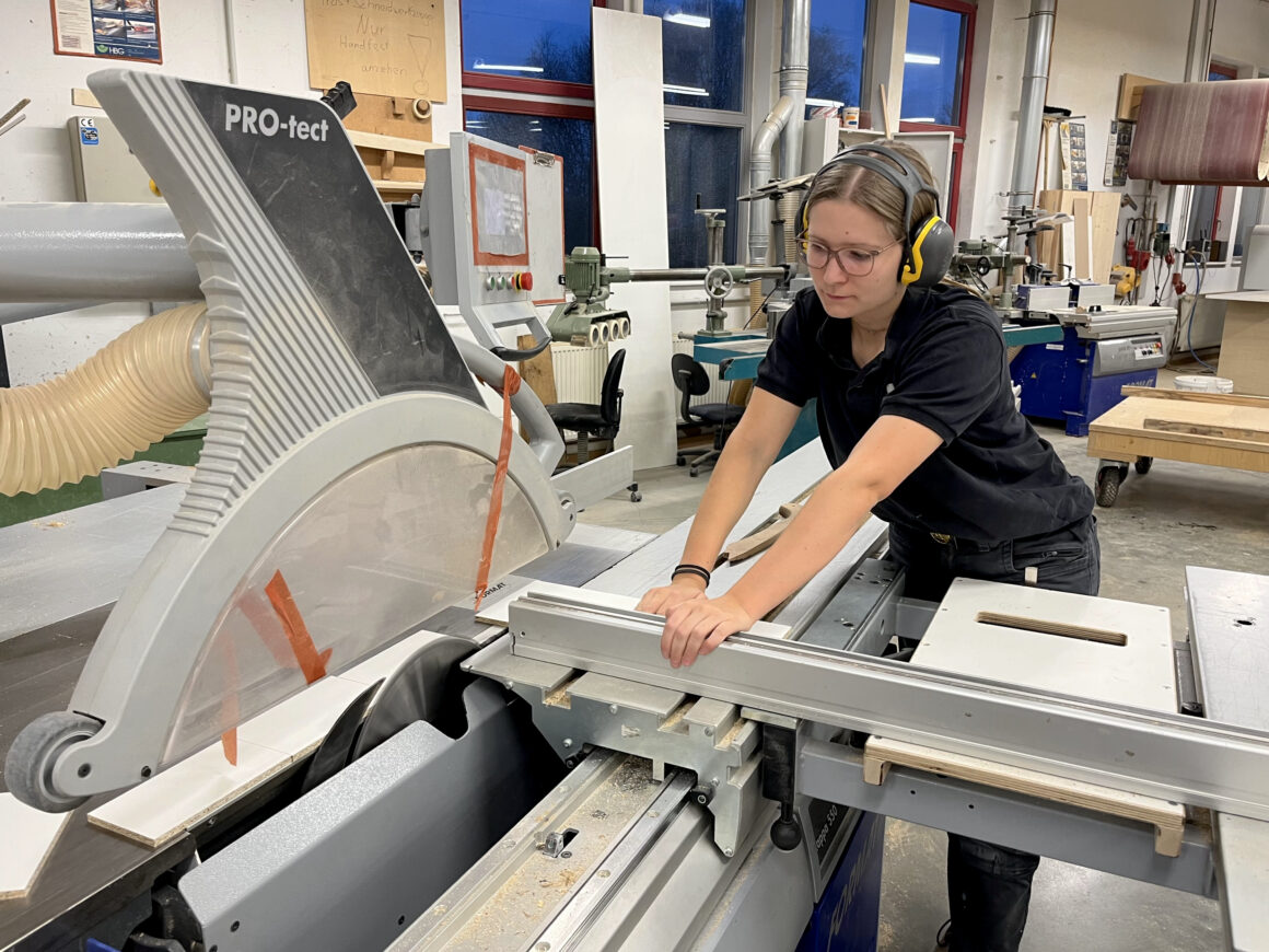 Tischlerin Amelie Schade bei der Arbeit. Foto von Henrike Stottmeister.