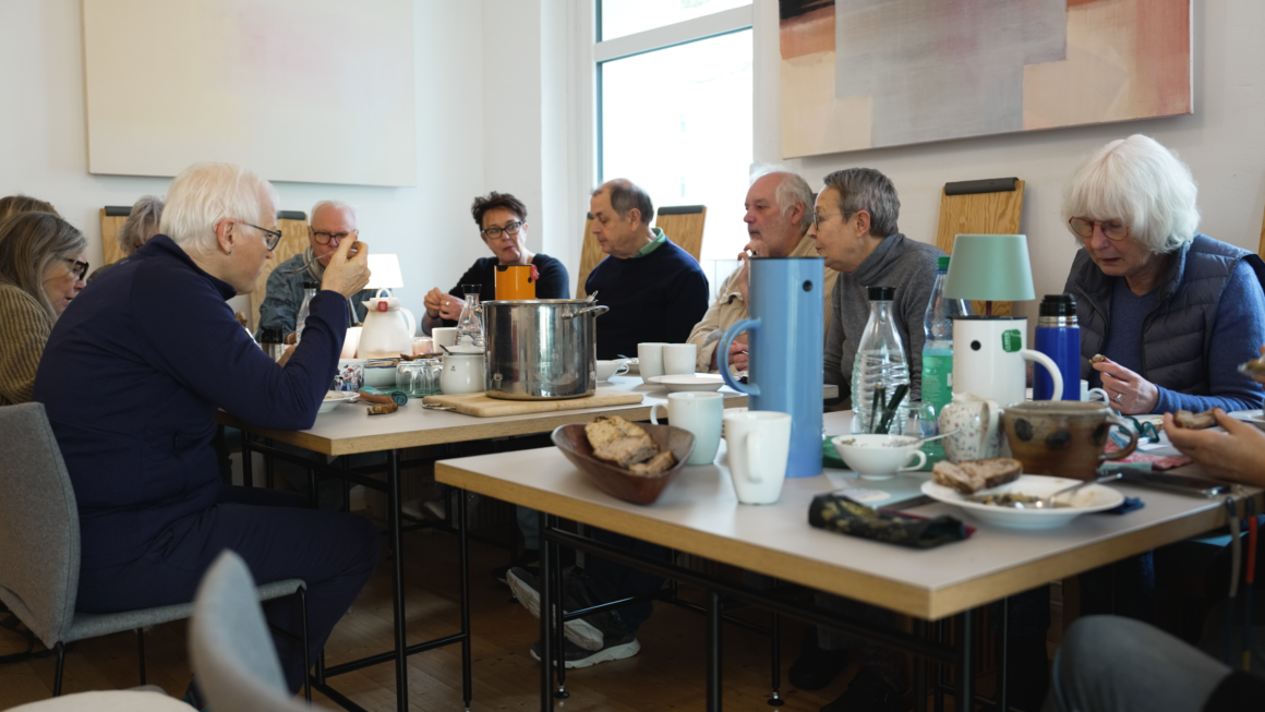 Senioren am Tisch, Roni Günes
