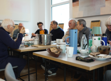Senioren am Tisch, Roni Günes