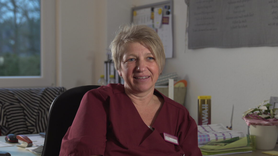 Pflegerin im Büro, Leonie Bernhardt