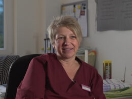 Pflegerin im Büro, Leonie Bernhardt