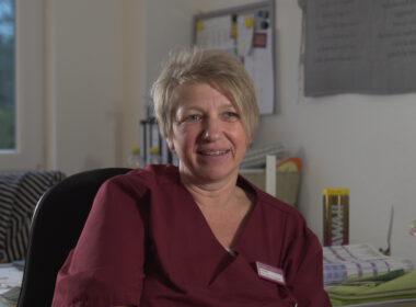 Pflegerin im Büro, Leonie Bernhardt
