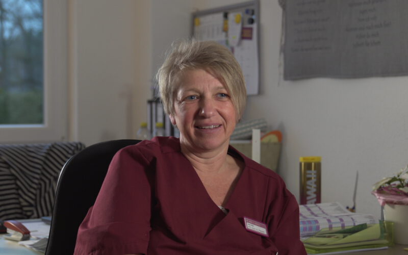 Pflegerin im Büro, Leonie Bernhardt