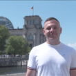 Cem Ince vor dem Deutschen Bundestag, Foto von Lena-Eylem Bozdogan