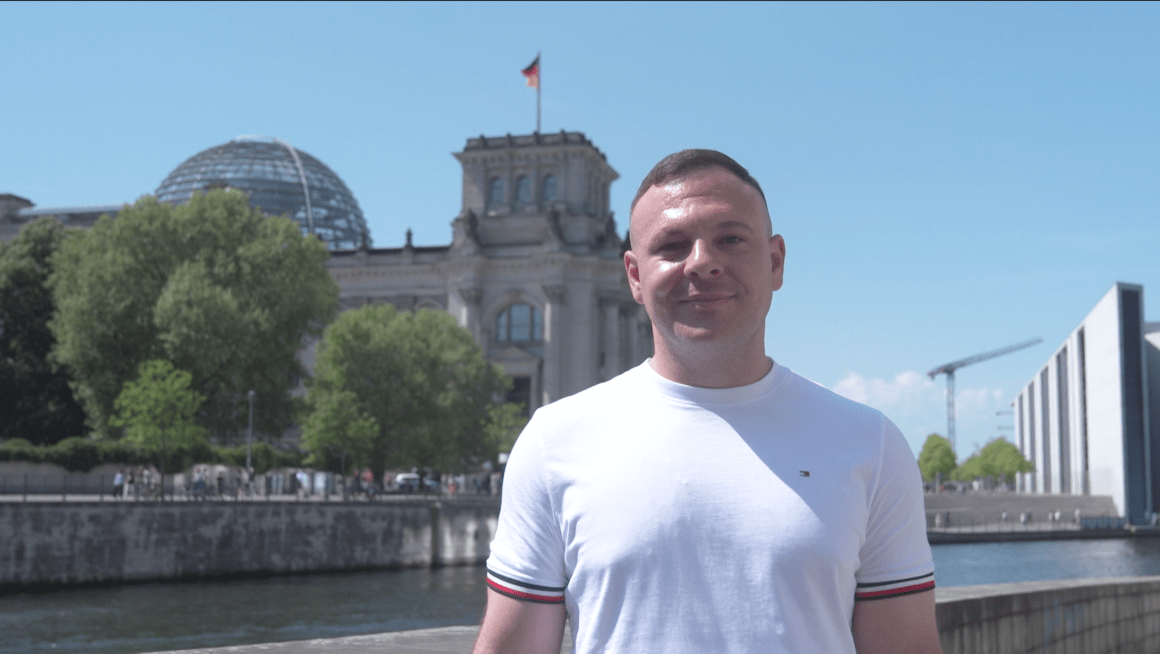 Cem Ince vor dem Deutschen Bundestag, Foto von Lena-Eylem Bozdogan