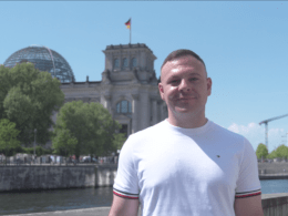Cem Ince vor dem Deutschen Bundestag, Foto von Lena-Eylem Bozdogan