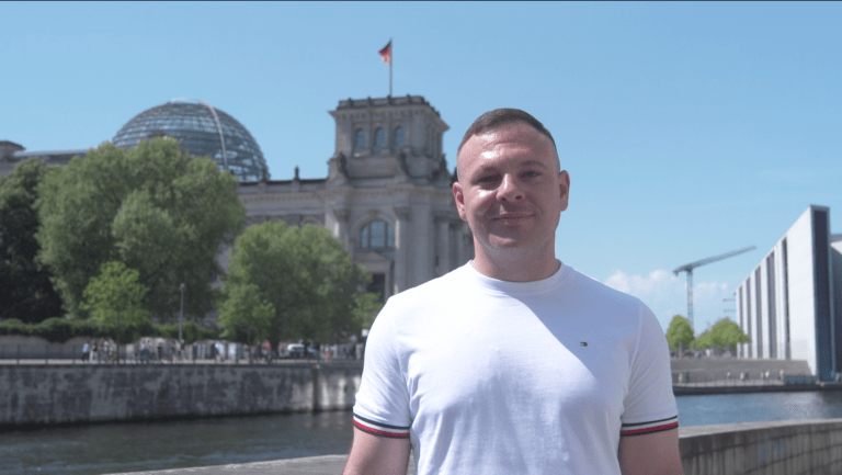 Cem Ince vor dem Deutschen Bundestag, Foto von Lena-Eylem Bozdogan