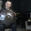 André Krause mit einer Handpan, Foto von Jaron Kramme