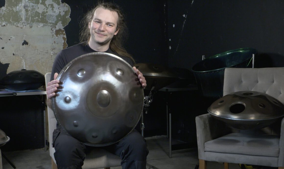 André Krause mit einer Handpan, Foto von Jaron Kramme