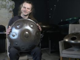 André Krause mit einer Handpan, Foto von Jaron Kramme