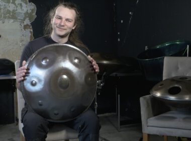 André Krause mit einer Handpan, Foto von Jaron Kramme