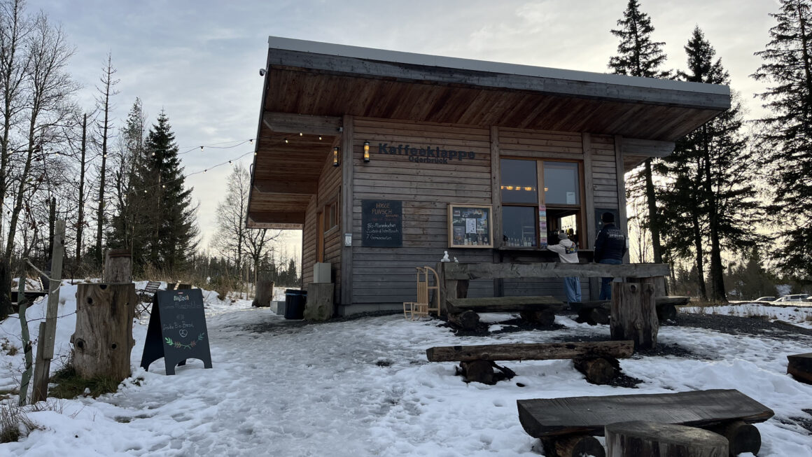 Titelbild: Hütte im Schnee, Foto von Mia Friedrich