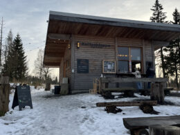 Titelbild: Hütte im Schnee, Foto von Mia Friedrich
