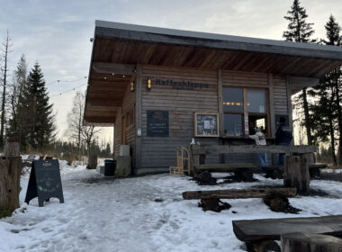 Titelbild: Hütte im Schnee, Foto von Mia Friedrich