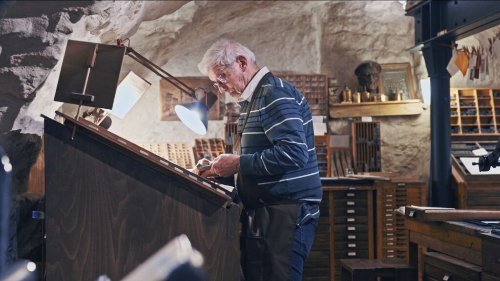 Jürgen Hofmeister erstellt eine Druckform in seinem Gewölbekeller, Foto von Matteo Böcker