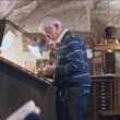 Jürgen Hofmeister erstellt eine Druckform in seinem Gewölbekeller, Foto von Matteo Böcker
