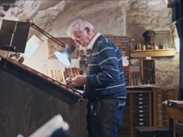 Jürgen Hofmeister erstellt eine Druckform in seinem Gewölbekeller, Foto von Matteo Böcker