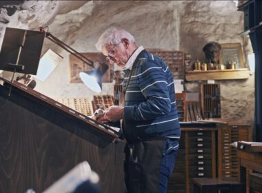 Jürgen Hofmeister erstellt eine Druckform in seinem Gewölbekeller, Foto von Matteo Böcker