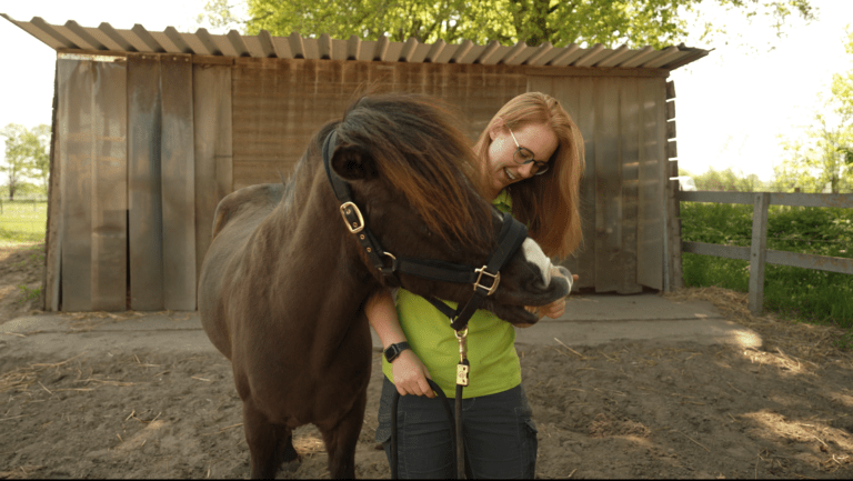 Johanna Heppner mit einem Pferd, Foto von Emily Kamin
