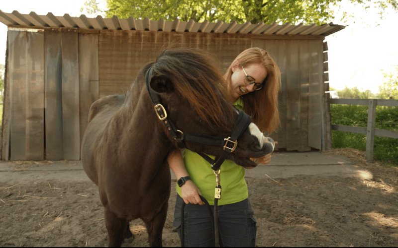 Johanna Heppner mit einem Pferd, Foto von Emily Kamin