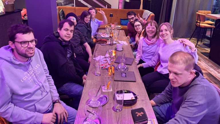 Jugendclub-Treff in einer Bar. Foto: Emily Krüger