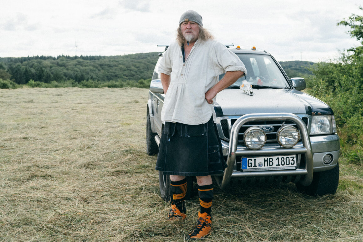 Michael vor seinem Auto von Anton Rusch