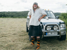 Michael vor seinem Auto von Anton Rusch