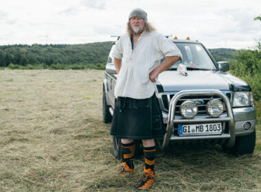 Michael vor seinem Auto von Anton Rusch