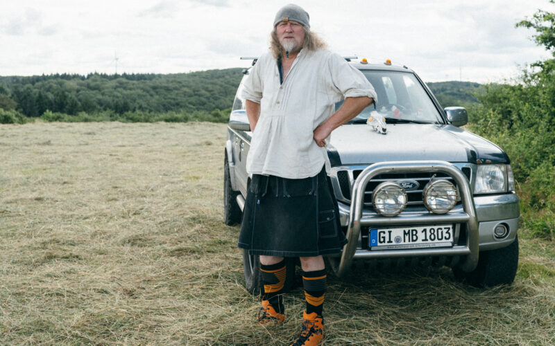 Michael vor seinem Auto von Anton Rusch