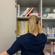 Titelbild: Pflegerin steht vor einem Medizinschrank, Foto von Celina Bozkurt
