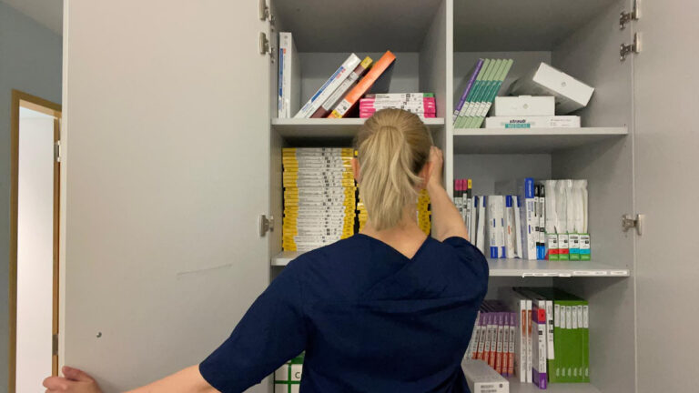 Titelbild: Pflegerin steht vor einem Medizinschrank, Foto von Celina Bozkurt