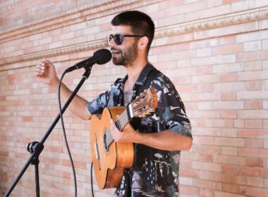 Titelbild: Ernesto-Montes beim Musizieren, Foto von Nida-Nur Toklu