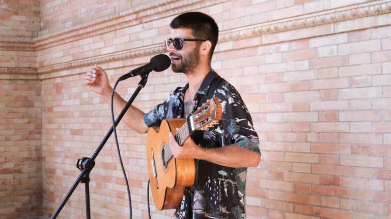 Titelbild: Ernesto-Montes beim Musizieren, Foto von Nida-Nur Toklu