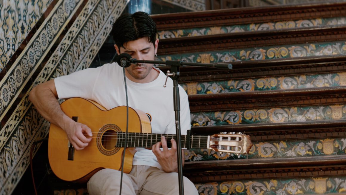 Juan Gallardo spielt Gitarre, Foto von Matteo Böcker