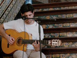 Juan Gallardo spielt Gitarre, Foto von Matteo Böcker