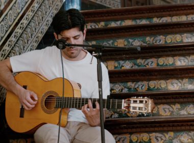 Juan Gallardo spielt Gitarre, Foto von Matteo Böcker
