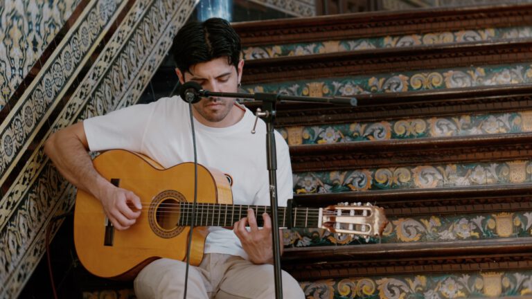 Juan Gallardo spielt Gitarre, Foto von Matteo Böcker