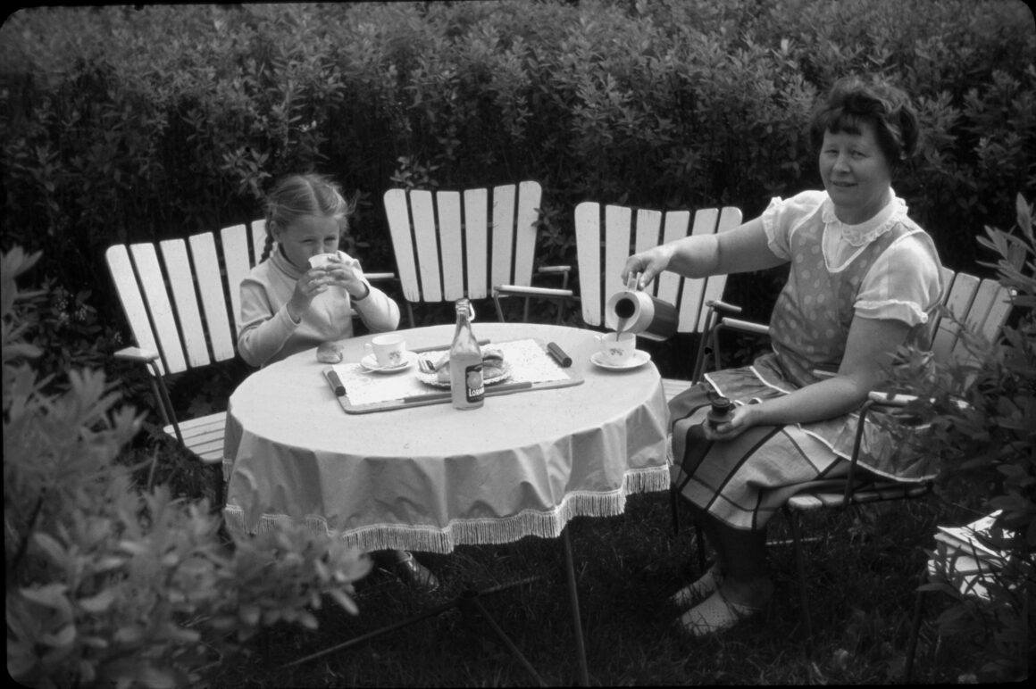Pia (Löfstedt) mit ihrer Mutter (Maja Löfstedt). Foto ist von Sigvard Löfstedt.