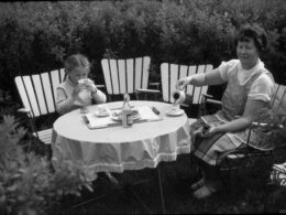 Pia (Löfstedt) mit ihrer Mutter (Maja Löfstedt). Foto ist von Sigvard Löfstedt.