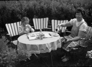 Pia (Löfstedt) mit ihrer Mutter (Maja Löfstedt). Foto ist von Sigvard Löfstedt.