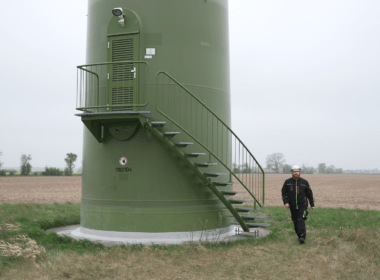 Daniel neben einem Windrad, Foto von Titus Hübner