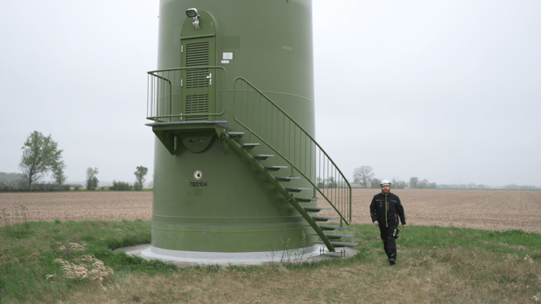 Daniel neben einem Windrad, Foto von Titus Hübner