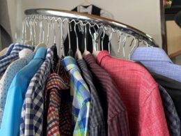 Hemden auf Bügeln, Foto von Hanna Sprinke