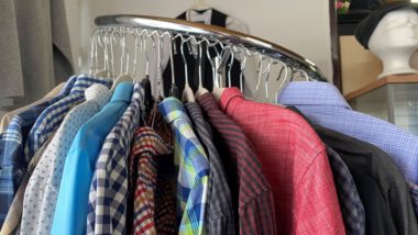 Hemden auf Bügeln, Foto von Hanna Sprinke