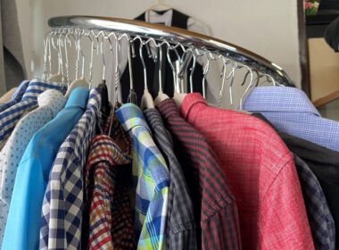 Hemden auf Bügeln, Foto von Hanna Sprinke