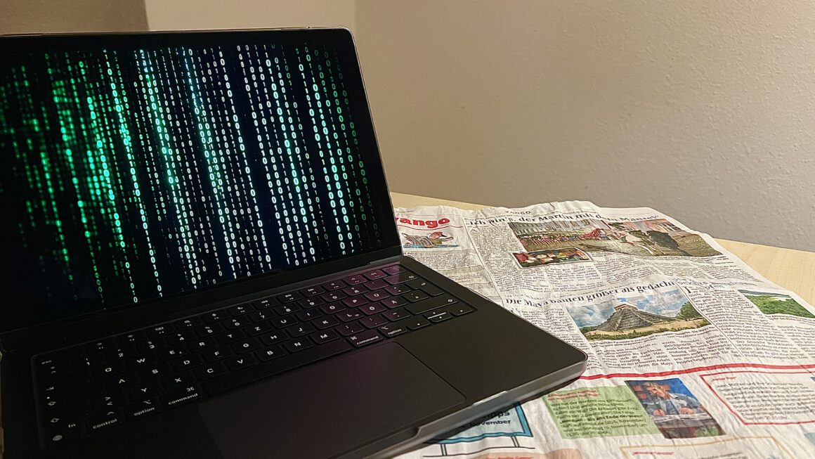 Laptop und Zeitung, Foto von Lana Nagel