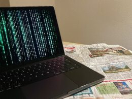 Laptop und Zeitung, Foto von Lana Nagel