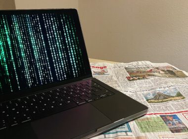 Laptop und Zeitung, Foto von Lana Nagel